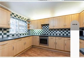 4-Bed Home in Purley near Gatwick Airport London